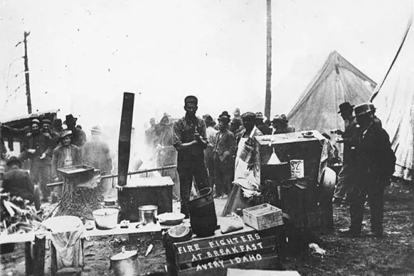 Strażacy w obozowisku namiotowym w Avery w stanie Idaho, sierpień 1910 / Wikimedia Commons