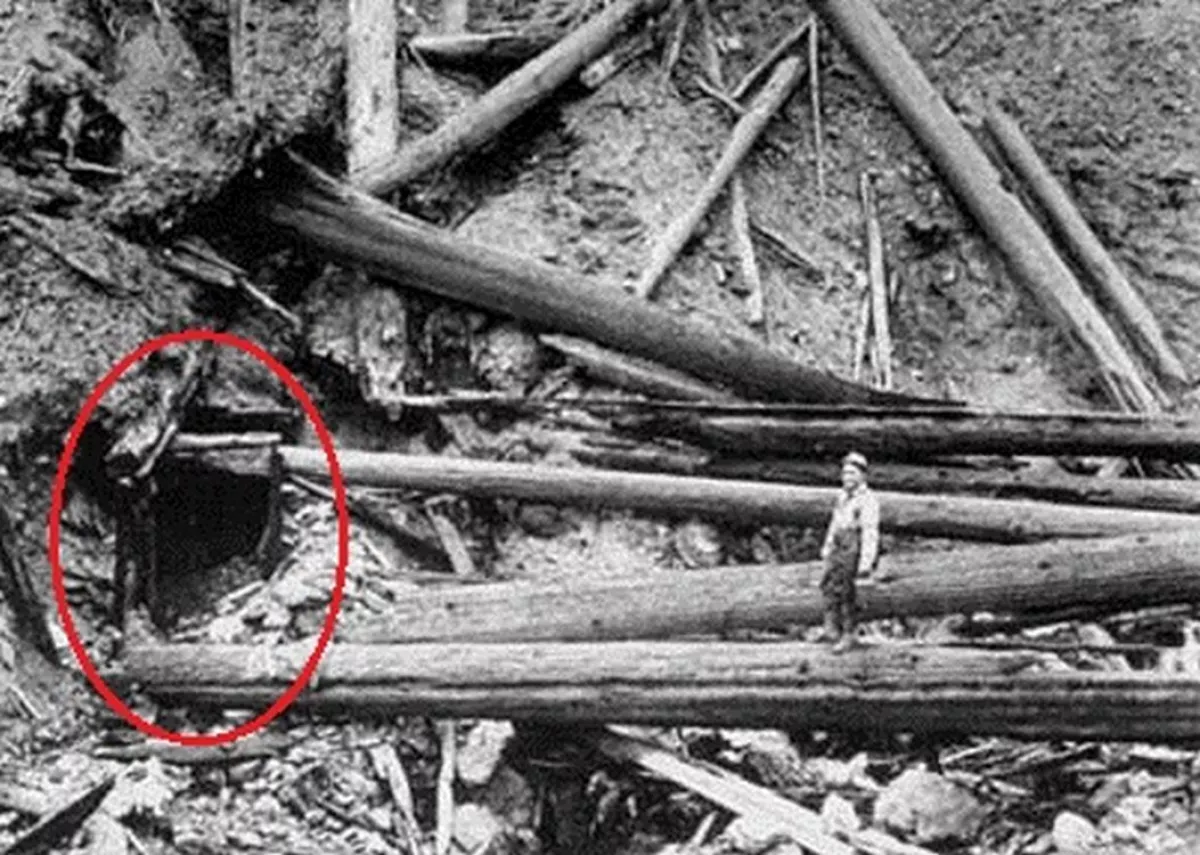 Wejście do tunelu ewakuacyjnego Pulaski wkrótce po wielkim pożarze w 1910 r.; w pobliżu Wallace w stanie Idaho / Wikimedia Commons